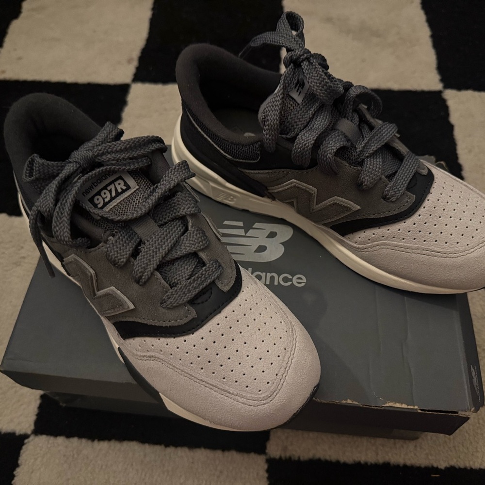 New Balance Gray Sneakers Modern Athletic Design